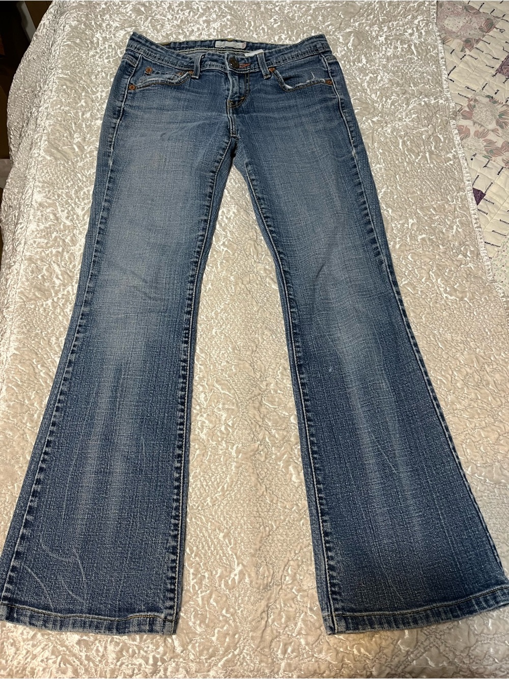 Levi’s Women’s Low-rise Bootcut Jeans in Medium Blue. Size 5M